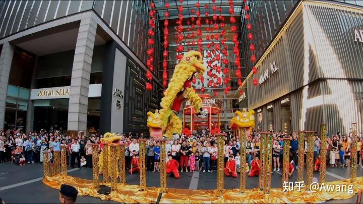 吉隆坡街道的舞狮表演